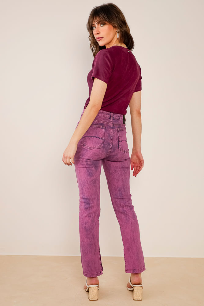 calça-jeans-roxa-marmorizada-reta-abertura-barra-costas-36
