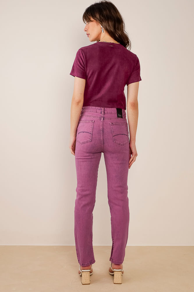 calça-jeans-roxa-reta-abertura-barra-costas-42