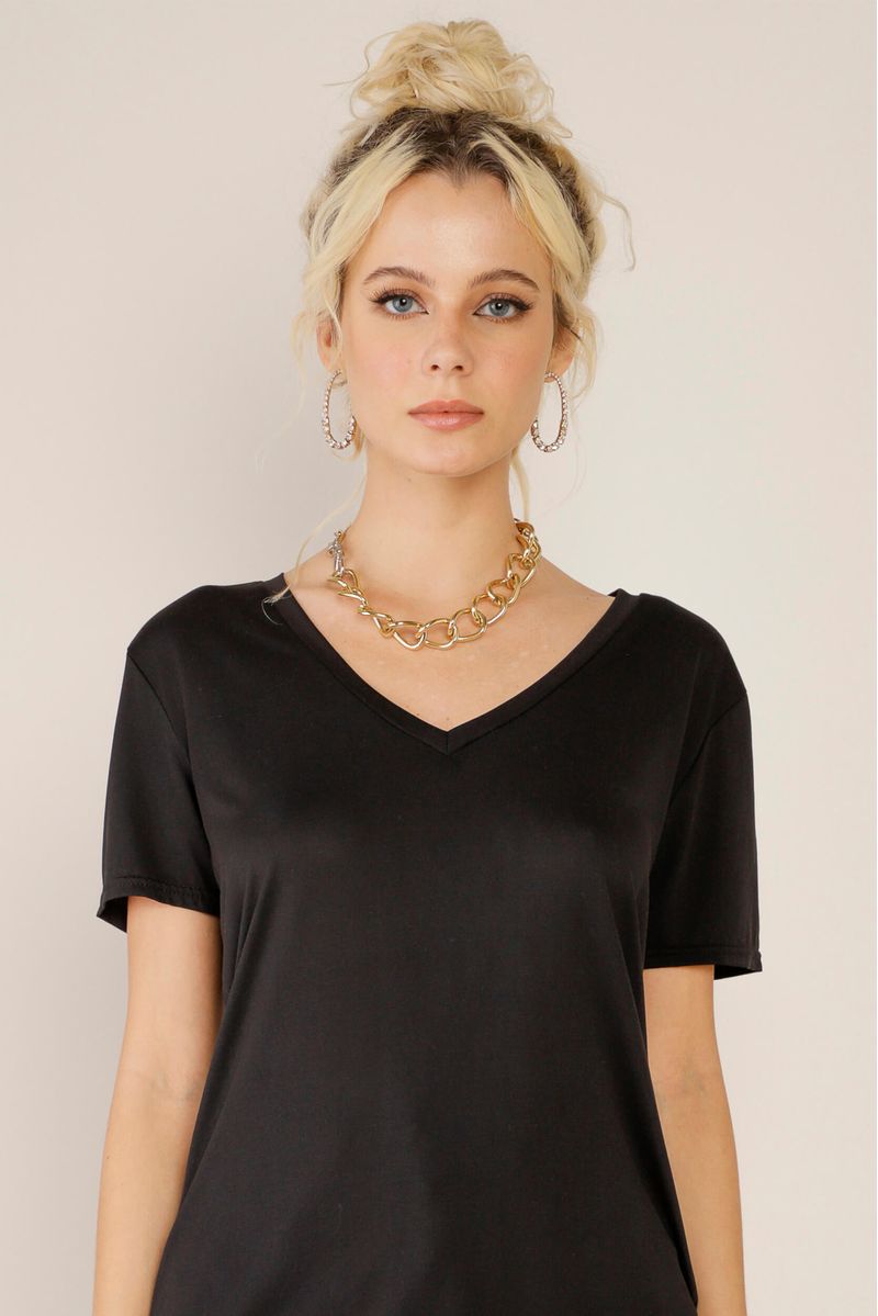 camiseta-preta-decote-v-New Year-detalhe-gg