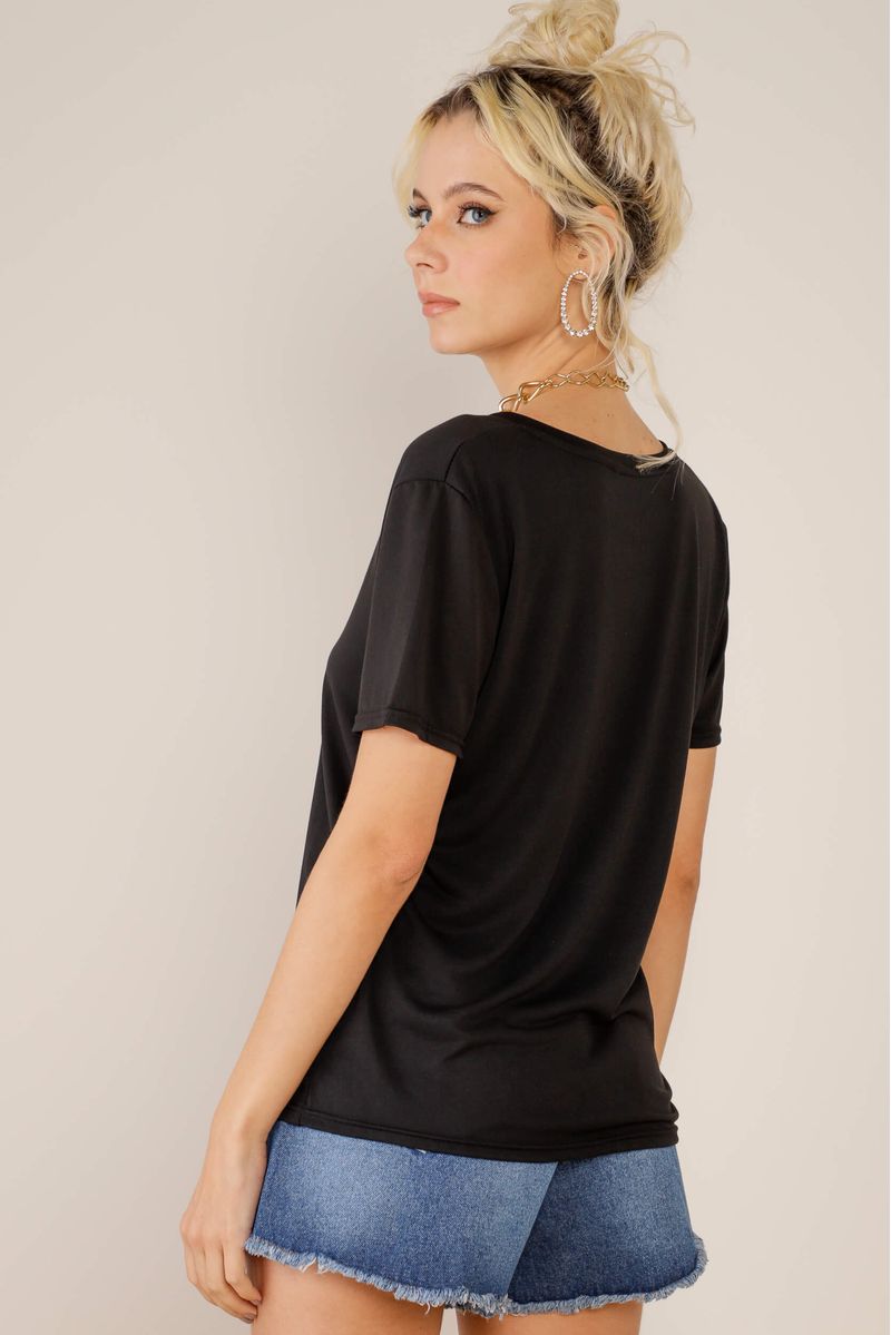 camiseta-preta-decote-v-New Year-costas-gg