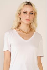 camiseta-branco-decote-v-New Year-detalhe-g