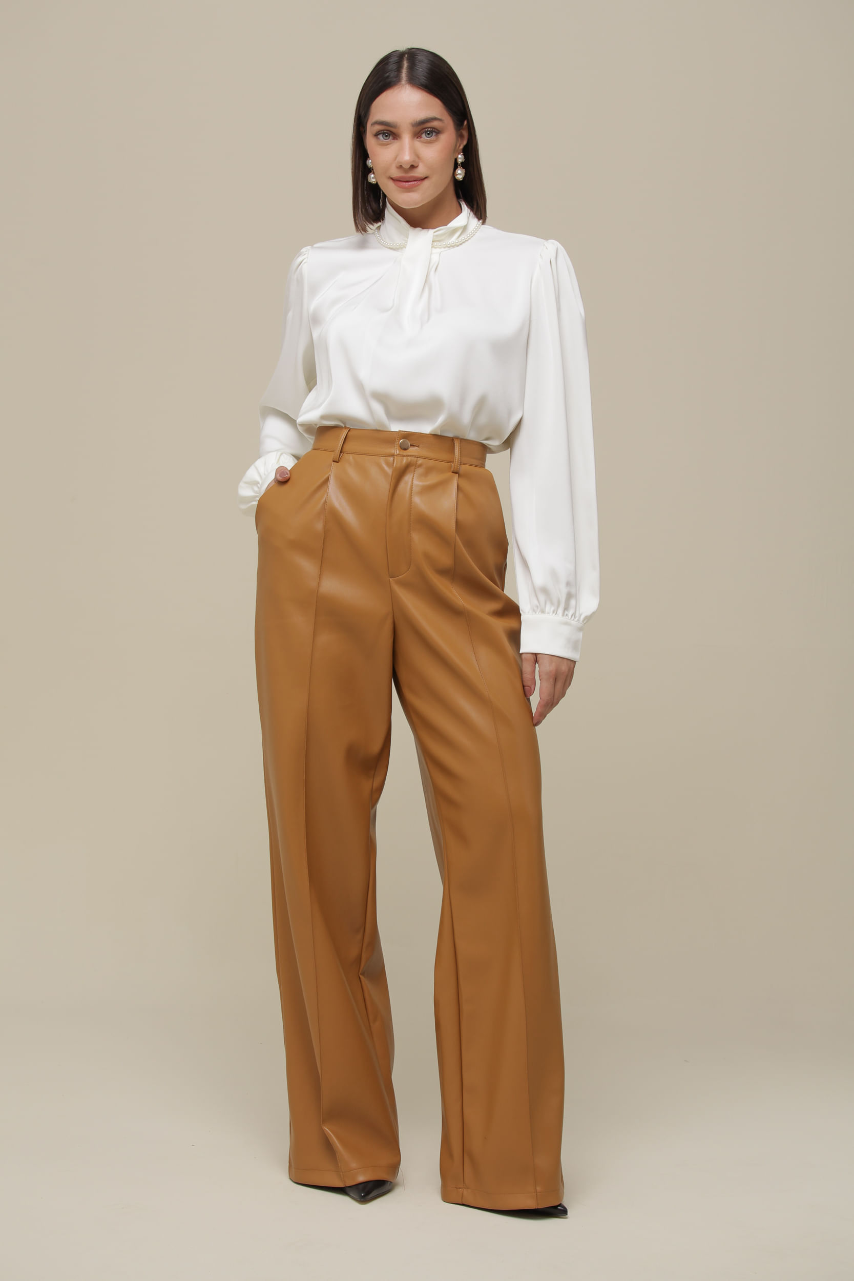 Calça Reta Pu Pregas Camel - Mamô