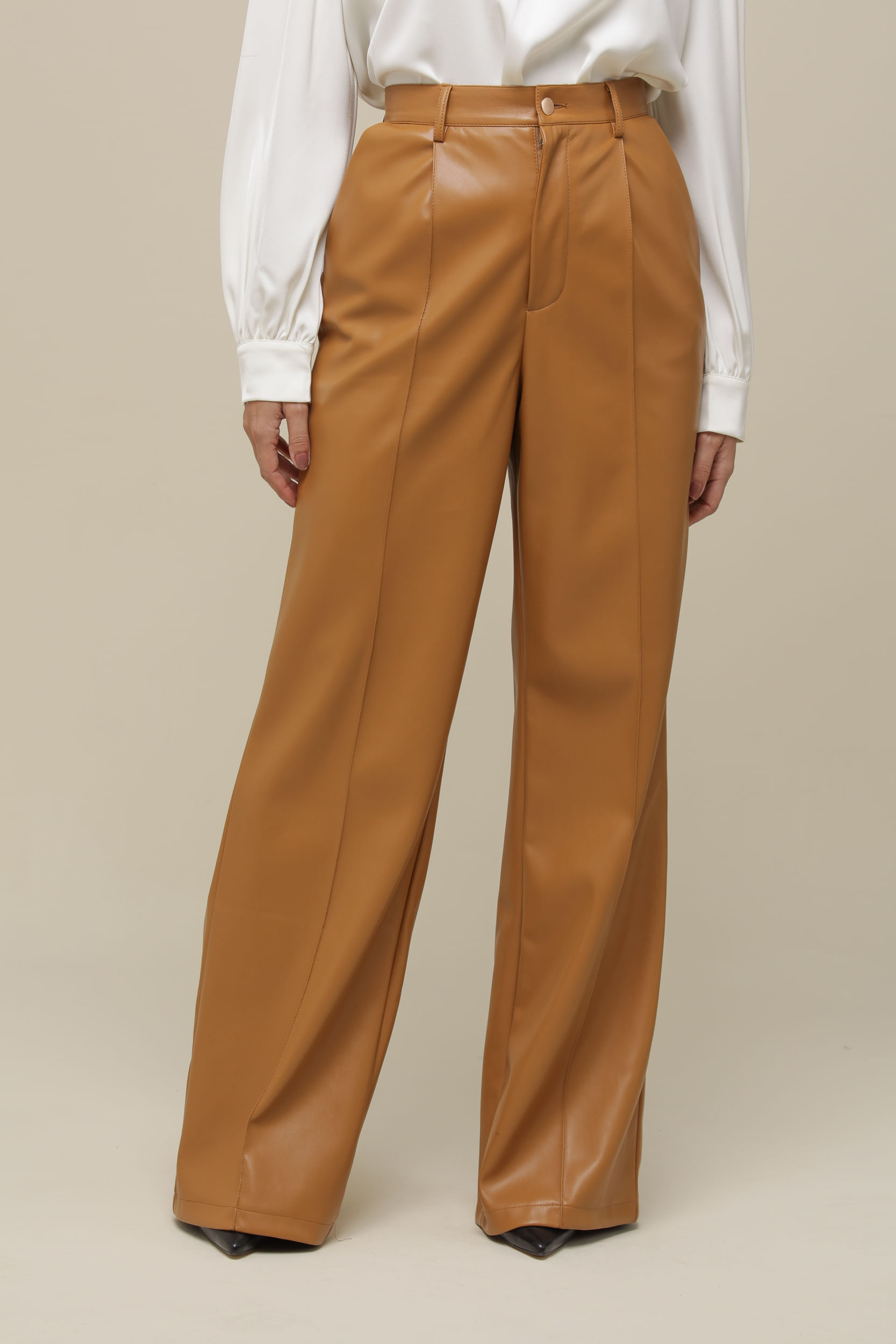 Calça Reta Pu Pregas Camel - Mamô