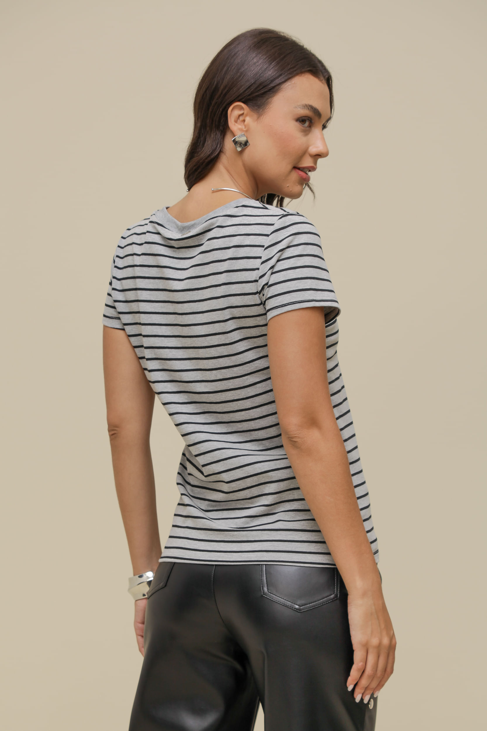 Camiseta Listras Decote V Mescla - Mamô